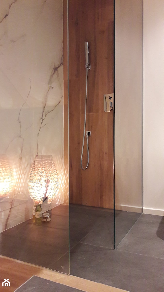 prysznic typu walk-in i naścienna bateria prysznicowa - zdjęcie od Atelier 37 | architektura & projektowanie wnętrz