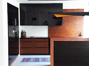 duża czarna kuchnia z fornirem na ścianie - zdjęcie od Atelier 37 | architektura & projektowanie wnętrz