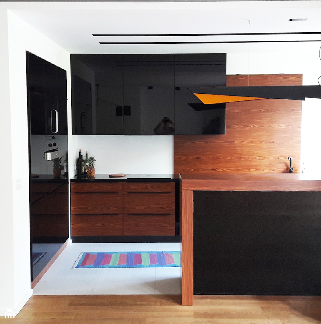 duża czarna kuchnia z fornirem na ścianie - zdjęcie od Atelier 37 | architektura & projektowanie wnętrz - Homebook