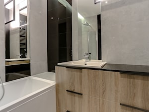 mała szara łazienka z wanną i umywalką nablatową na granitowym blacie. - zdjęcie od Atelier 37 | architektura & projektowanie wnętrz