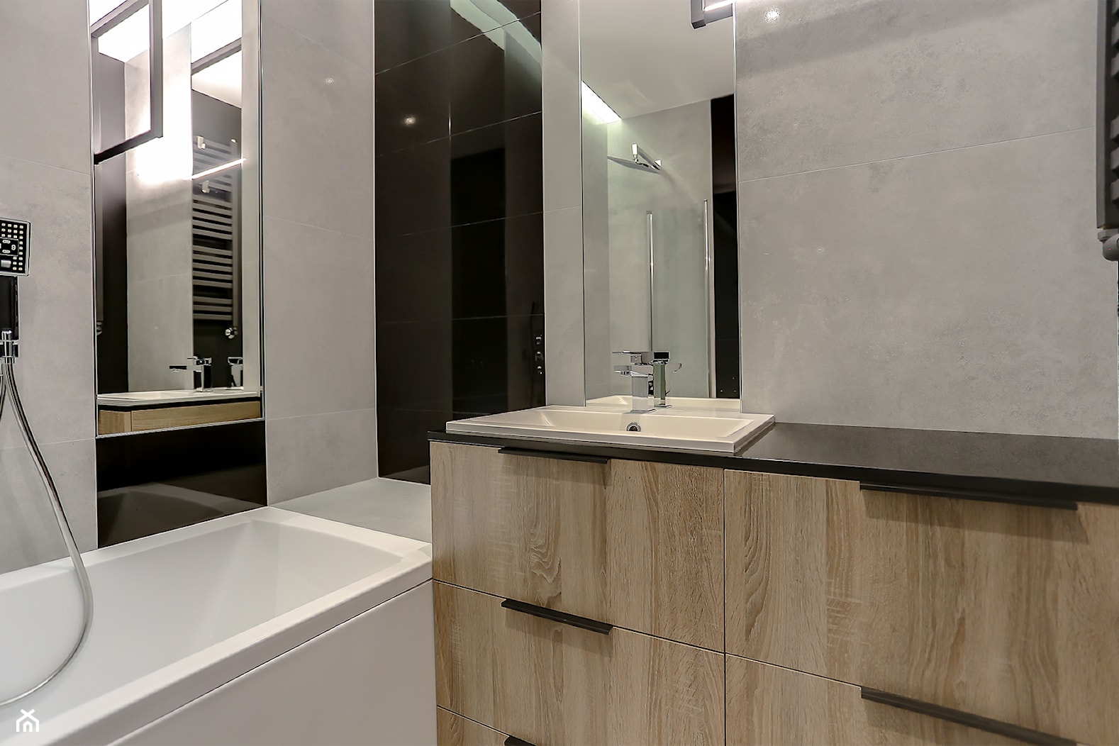 mała szara łazienka z wanną i umywalką nablatową na granitowym blacie. - zdjęcie od Atelier 37 | architektura & projektowanie wnętrz - Homebook