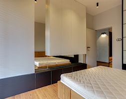 sypialnią z zabudowaną wiszącą szafką oraz lustrem - zdjęcie od Atelier 37 | architektura & projektowanie wnętrz - Homebook