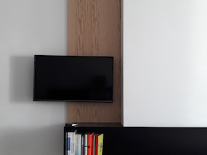 ściana tv z półką z książkami w sypialni - zdjęcie od Atelier 37 | architektura & projektowanie wnętrz
