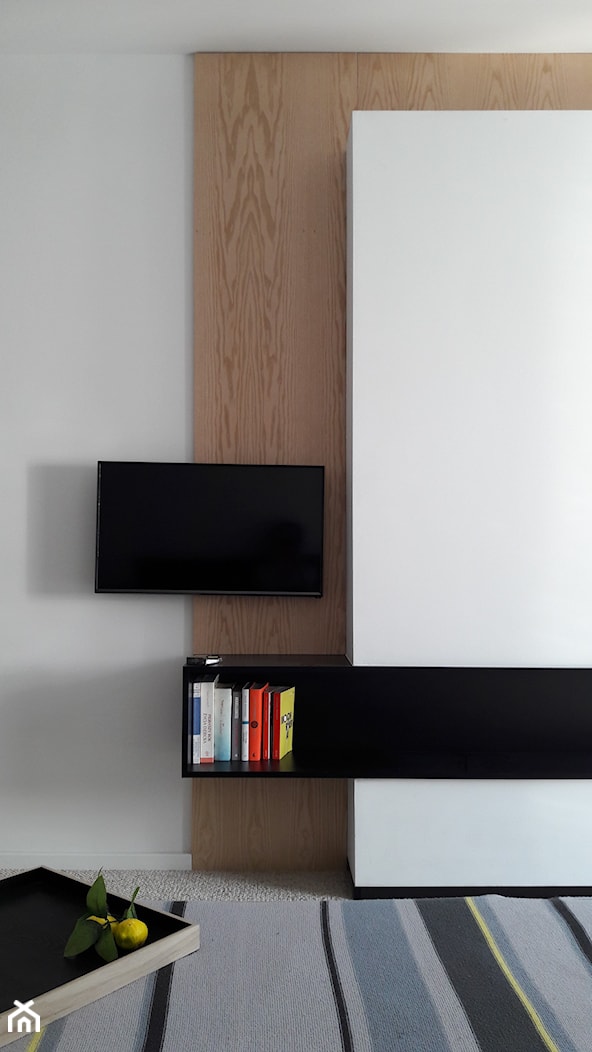 ściana tv z półką z książkami w sypialni - zdjęcie od Atelier 37 | architektura & projektowanie wnętrz - Homebook