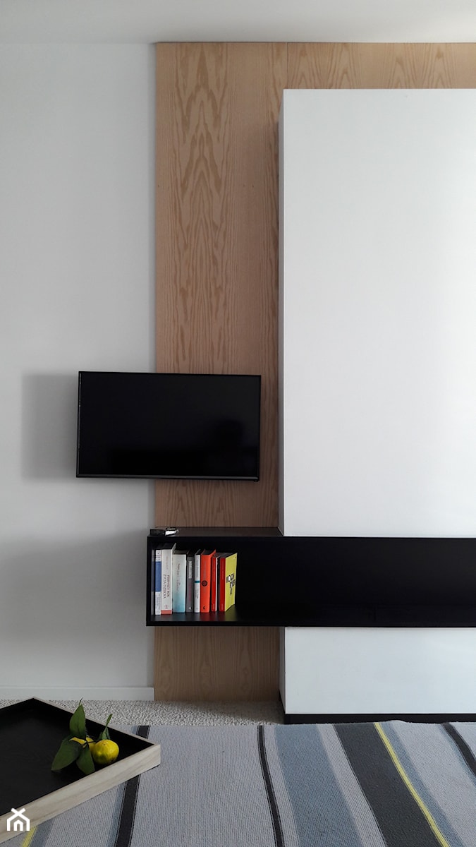 ściana tv z półką z książkami w sypialni - zdjęcie od Atelier 37 | architektura & projektowanie wnętrz