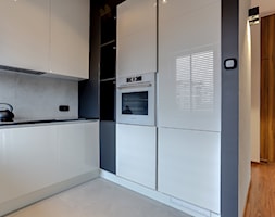 mała biała kuchnia w czarnych ramach. - zdjęcie od Atelier 37 | architektura & projektowanie wnętrz - Homebook
