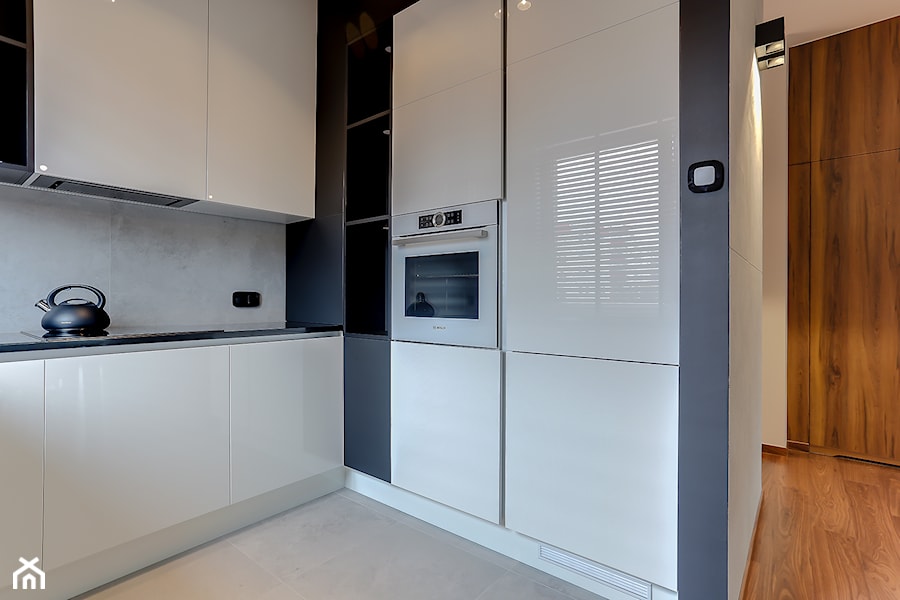 mała biała kuchnia w czarnych ramach. - zdjęcie od Atelier 37 | architektura & projektowanie wnętrz