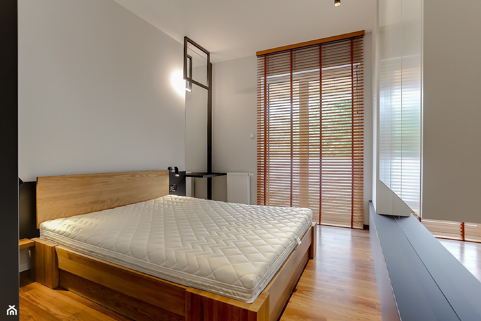 Nowoczesna mała sypialnia z minimalistyczną toaletką doświetlony nowoczesną lampą - zdjęcie od Atelier 37 | architektura & projektowanie wnętrz - Homebook