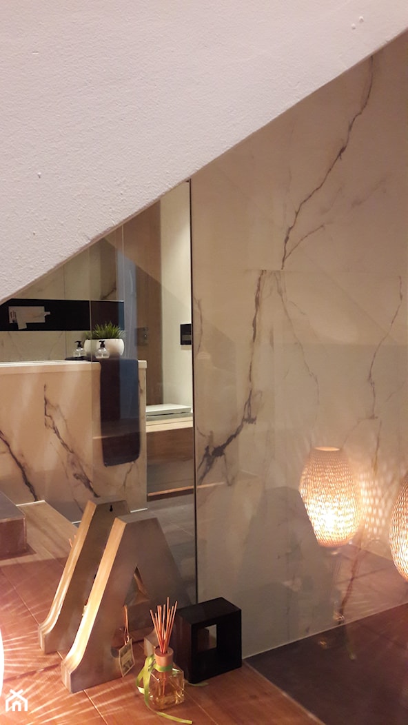 mała łazienka ze skosem i schodkami - zdjęcie od Atelier 37 | architektura & projektowanie wnętrz - Homebook
