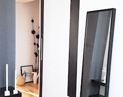 przedpokój z białymi ścianami z czarnymi półkami - zdjęcie od Atelier 37 | architektura & projektowanie wnętrz - Homebook