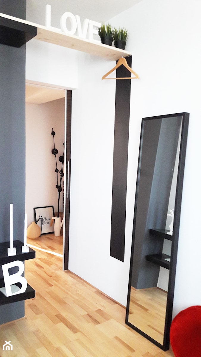 przedpokój z białymi ścianami z czarnymi półkami - zdjęcie od Atelier 37 | architektura & projektowanie wnętrz