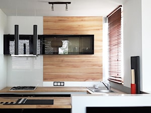 aneks kucenny z drewnianym blatem i ścianą dekoracyjną i czarnymi frontami - zdjęcie od Atelier 37 | architektura & projektowanie wnętrz