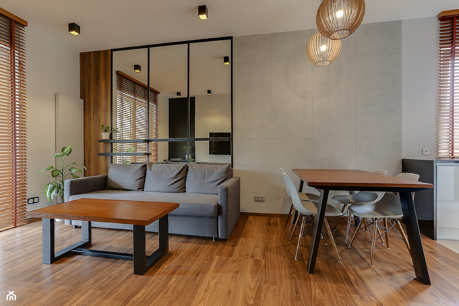 Minimalistyczna jadalnia z betonową ścianą otwarta na salon u kuchnię - zdjęcie od Atelier 37 | architektura & projektowanie wnętrz - Homebook