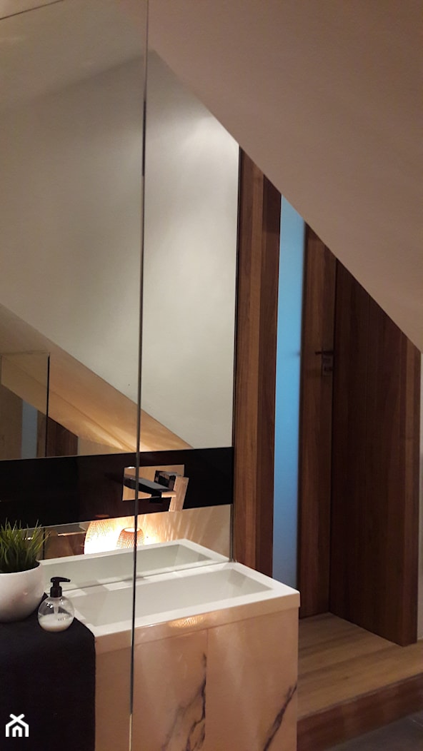 łazienka ze skosem i schodkami - zdjęcie od Atelier 37 | architektura & projektowanie wnętrz - Homebook