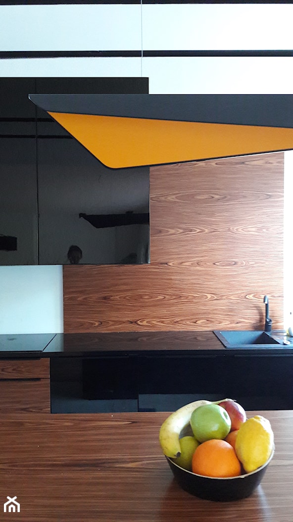 barek w czarnej kuchni z fornirowanymi frontami z nowoczesną lampą - zdjęcie od Atelier 37 | architektura & projektowanie wnętrz - Homebook