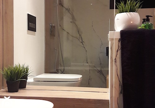 mała łazienka ze skosami, marmurowe płytki i drewno - zdjęcie od Atelier 37 | architektura & projektowanie wnętrz