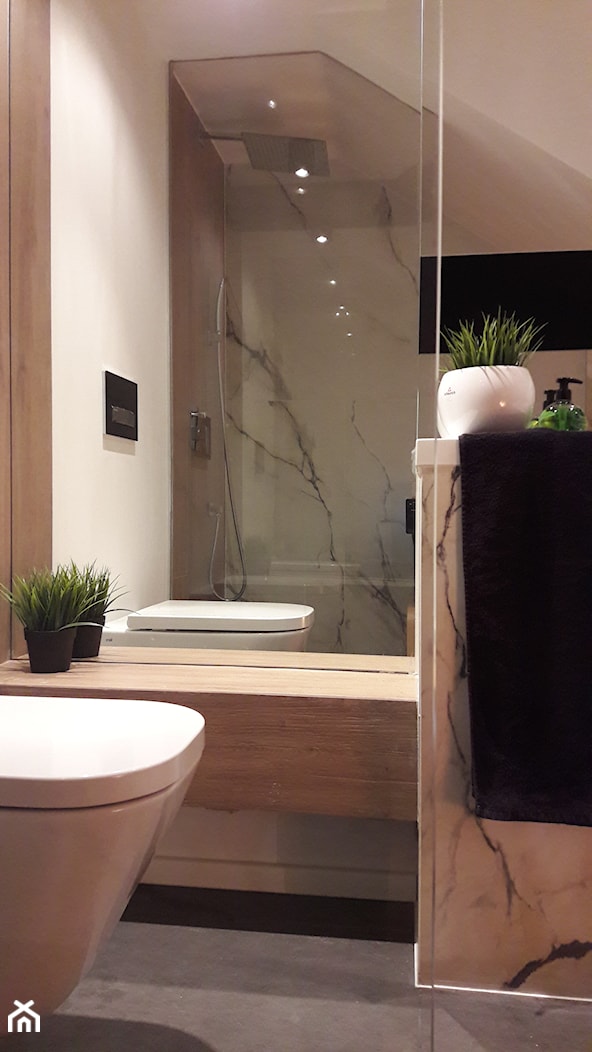 mała łazienka ze skosami, marmurowe płytki i drewno - zdjęcie od Atelier 37 | architektura & projektowanie wnętrz - Homebook