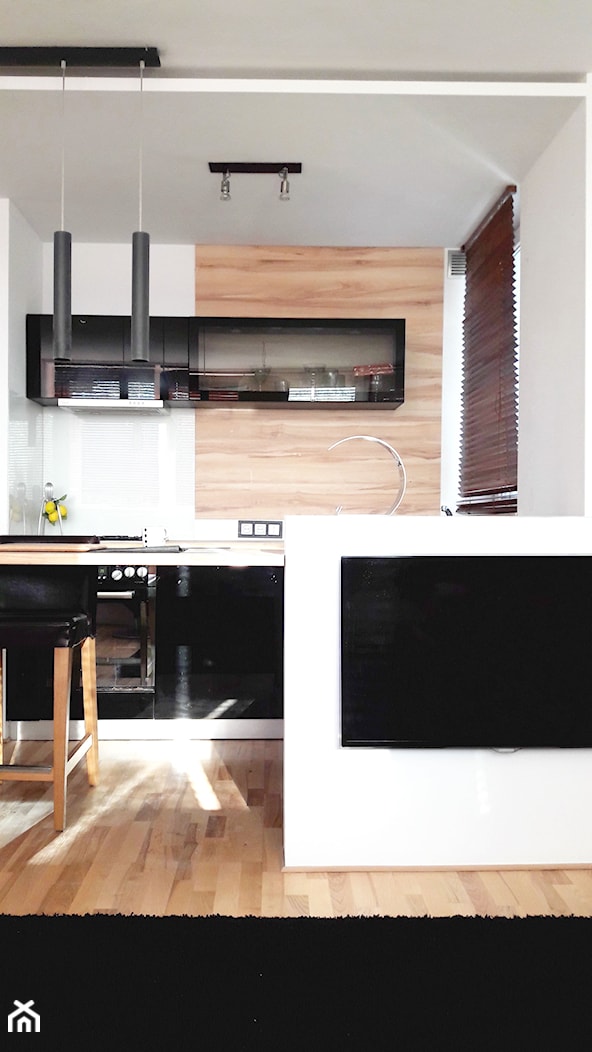 aneks kuchenny ze ścianką oddzielająca od strefy wypoczynkowej salonu z zawieszonym telewizorem - zdjęcie od Atelier 37 | architektura & projektowanie wnętrz - Homebook