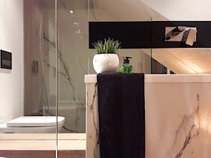 mała łazienka ze skosem prysznicem walk-in - zdjęcie od Atelier 37 | architektura & projektowanie wnętrz