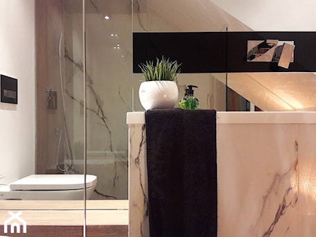 Aranżacje wnętrz - Łazienka: mała łazienka ze skosem prysznicem walk-in - Atelier 37 | architektura & projektowanie wnętrz. Przeglądaj, dodawaj i zapisuj najlepsze zdjęcia, pomysły i inspiracje designerskie. W bazie mamy już prawie milion fotografii!