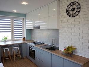 Dom Radomsko - kuchnia - Średnia biała szara zielona z zabudowaną lodówką z podblatowym zlewozmywakiem kuchnia w kształcie litery l z oknem, styl skandynawski - zdjęcie od Inspirem