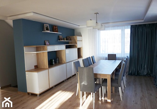 Dom Radomsko - Średnia biała niebieska jadalnia w salonie w kuchni, styl skandynawski - zdjęcie od Inspirem