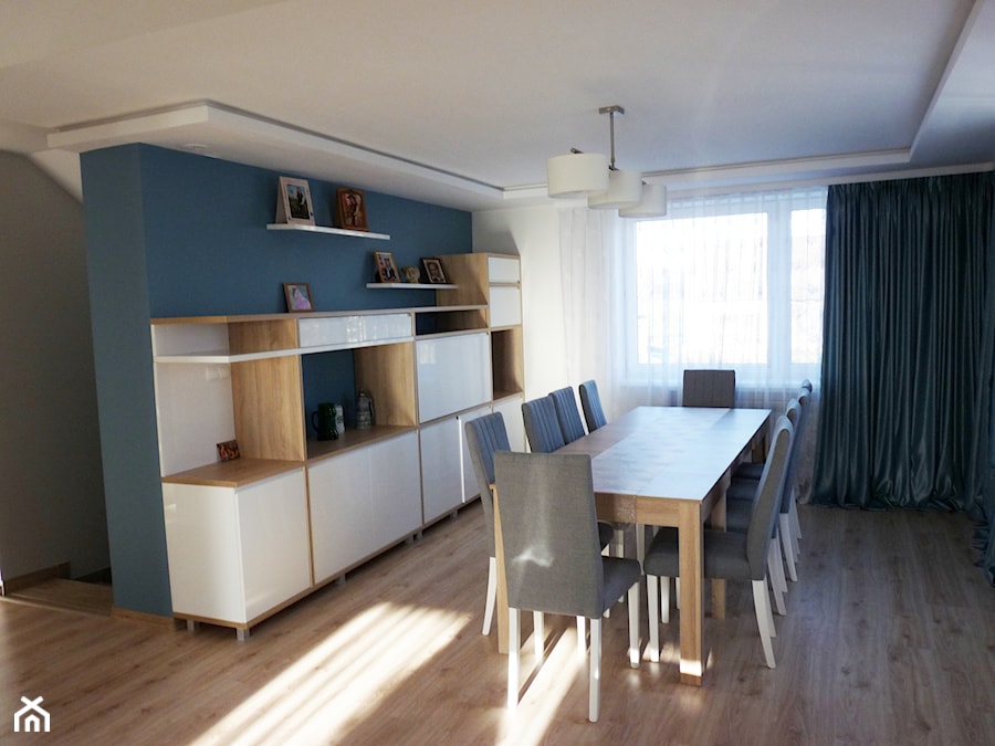 Dom Radomsko - Średnia biała niebieska jadalnia w salonie w kuchni, styl skandynawski - zdjęcie od Inspirem