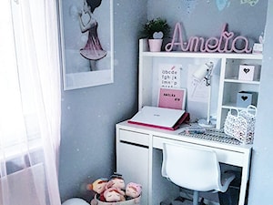 Dom. - Średni biały szary pokój dziecka dla dziecka dla dziewczynki - zdjęcie od janki.home