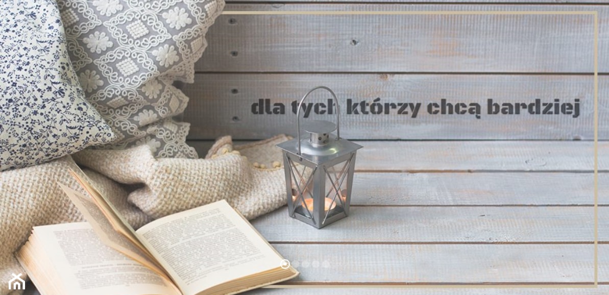 Mały z podłogą z desek taras z przodu domu z tyłu domu - zdjęcie od PILLOVELY.com -poduszki dekoracyjne, nowoczesne dywany, meble tapicerowane - tekstylia domowe. - Homebook