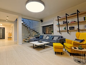 Dom dla 2+2 - Średni beżowy salon z bibiloteczką, styl nowoczesny - zdjęcie od Grzegorz Popiołek Projektowanie Wnetrz