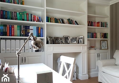 DOM W ŚREDNICY - Małe w osobnym pomieszczeniu z sofą białe biuro, styl tradycyjny - zdjęcie od Grzegorz Popiołek Projektowanie Wnetrz