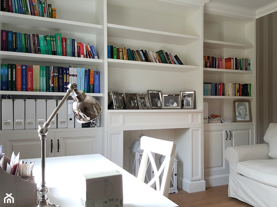 DOM W ŚREDNICY - Małe w osobnym pomieszczeniu z sofą białe biuro, styl tradycyjny - zdjęcie od Grzegorz Popiołek Projektowanie Wnetrz