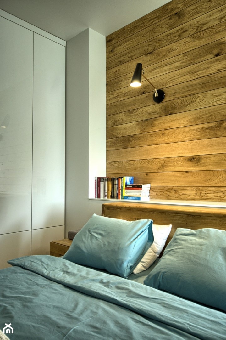 Sypialnia pod skosem - Mała biała sypialnia, styl nowoczesny - zdjęcie od Grzegorz Popiołek Projektowanie Wnetrz