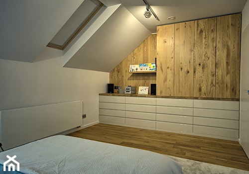 Sypialnia pod skosem - Średnia biała sypialnia na poddaszu, styl nowoczesny - zdjęcie od Grzegorz Popiołek Projektowanie Wnetrz