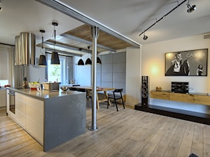 DOM W BUDZYNIU - Średni biały salon z kuchnią z jadalnią, styl industrialny - zdjęcie od Grzegorz Popiołek Projektowanie Wnetrz