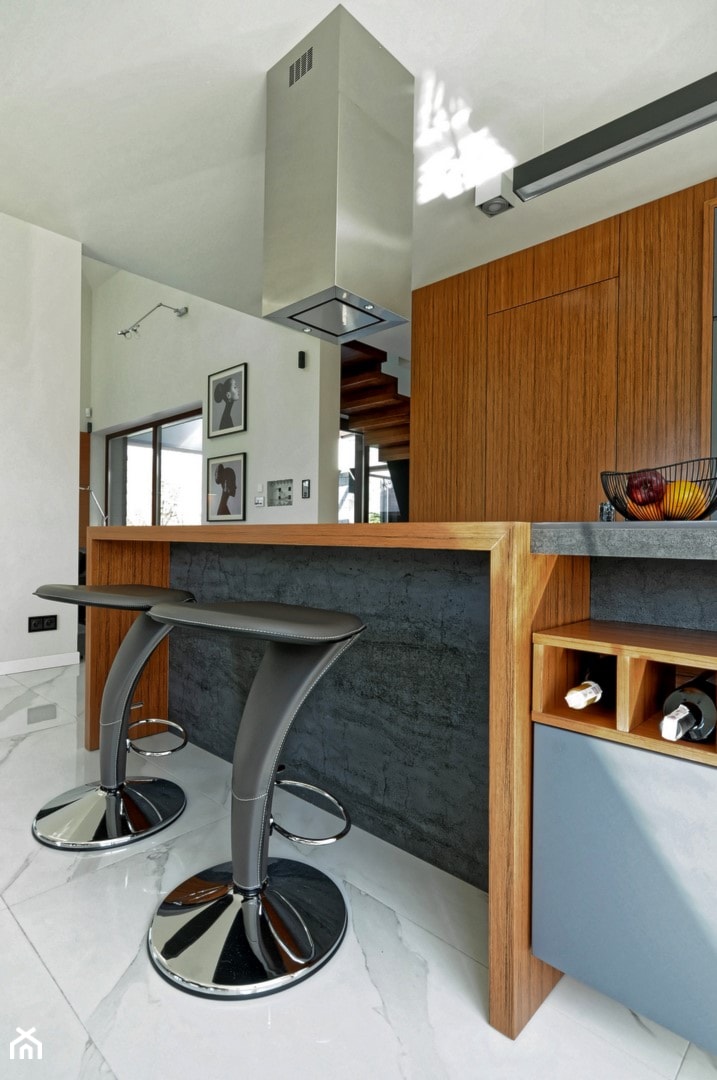 Dom w Złotowie - Średnia otwarta szara z zabudowaną lodówką kuchnia dwurzędowa, styl nowoczesny - zdjęcie od Grzegorz Popiołek Projektowanie Wnetrz
