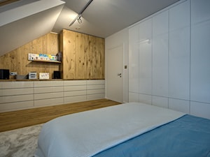 Sypialnia pod skosem - Średnia biała sypialnia na poddaszu, styl nowoczesny - zdjęcie od Grzegorz Popiołek Projektowanie Wnetrz