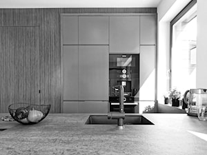 Dom w Złotowie - Mała otwarta z kamiennym blatem biała z zabudowaną lodówką z lodówką wolnostojącą z podblatowym zlewozmywakiem kuchnia w kształcie litery u z oknem, styl nowoczesny - zdjęcie od Grzegorz Popiołek Projektowanie Wnetrz