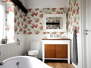 DOM W ŚREDNICY - Średnia na poddaszu łazienka z oknem, styl prowansalski - zdjęcie od Grzegorz Popiołek Projektowanie Wnetrz