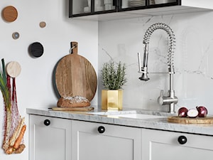 Wieszaki - Mała zamknięta z kamiennym blatem biała z podblatowym zlewozmywakiem kuchnia jednorzędowa, styl skandynawski - zdjęcie od Little Form Studio