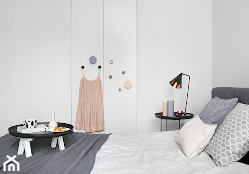 Wieszaki - Mała biała szara sypialnia, styl skandynawski - zdjęcie od Little Form Studio