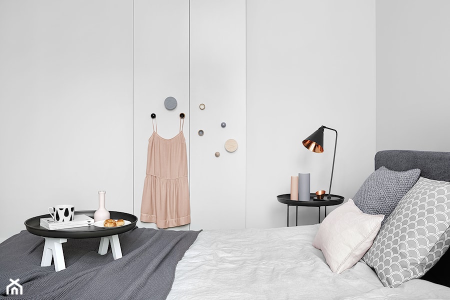 Wieszaki - Mała biała szara sypialnia, styl skandynawski - zdjęcie od Little Form Studio