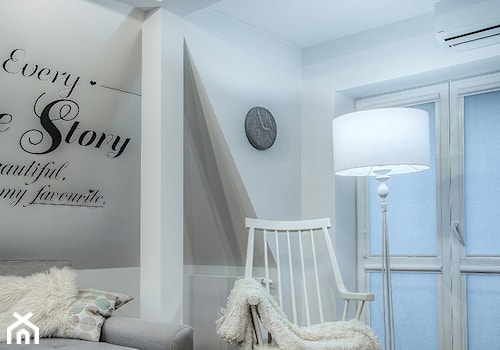 Mieszkanie na poddaszu - Średni biały salon, styl skandynawski - zdjęcie od Jachtoma design