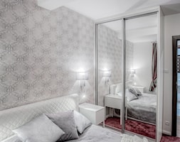 Mieszkanie na poddaszu - Średnia biała szara sypialnia na poddaszu, styl skandynawski - zdjęcie od Jachtoma design - Homebook