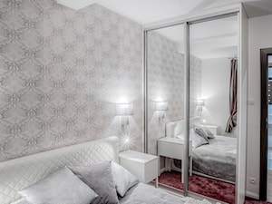 Mieszkanie na poddaszu - Średnia biała szara sypialnia na poddaszu, styl skandynawski - zdjęcie od Jachtoma design