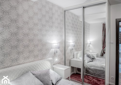 Mieszkanie na poddaszu - Średnia biała szara sypialnia na poddaszu, styl skandynawski - zdjęcie od Jachtoma design