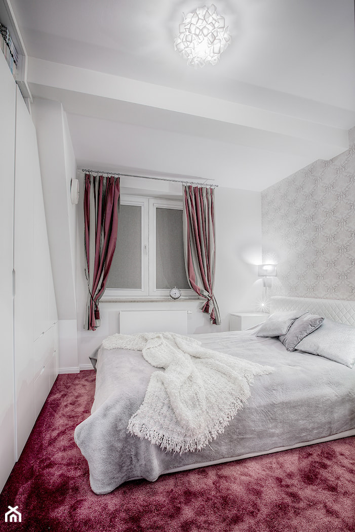Mieszkanie na poddaszu - Mała biała sypialnia, styl skandynawski - zdjęcie od Jachtoma design - Homebook
