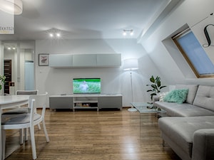 Mieszkanie na poddaszu - Średni biały salon z jadalnią, styl skandynawski - zdjęcie od Jachtoma design