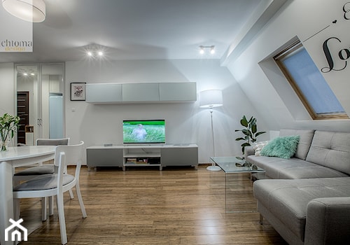 Mieszkanie na poddaszu - Średni biały salon z jadalnią, styl skandynawski - zdjęcie od Jachtoma design