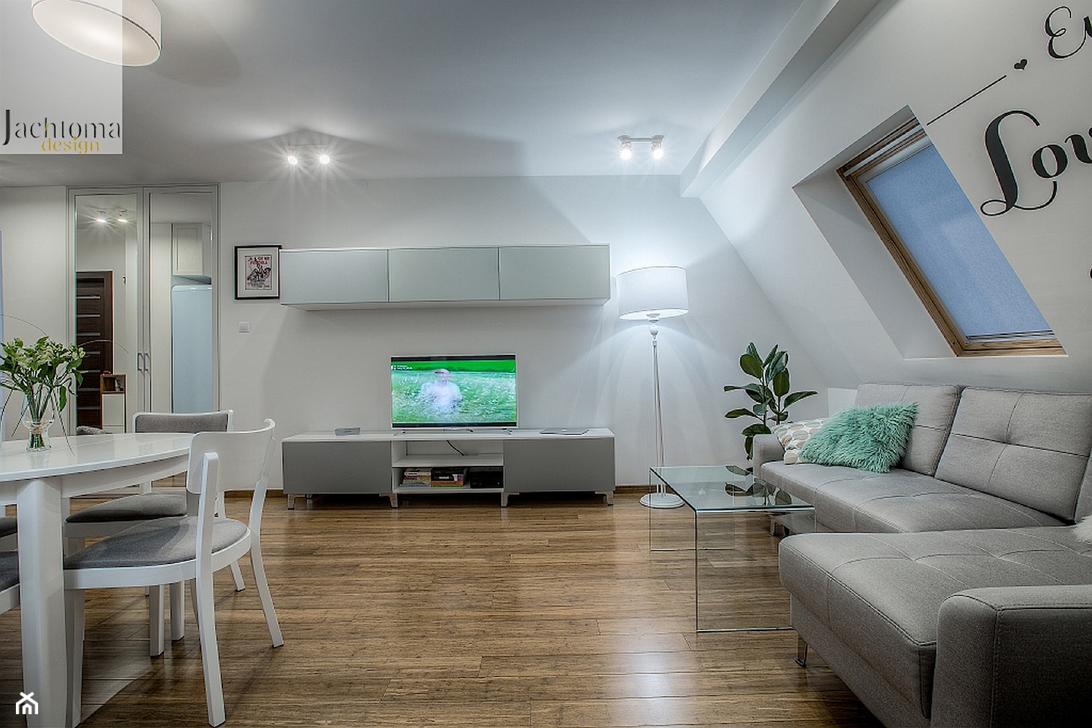 Mieszkanie na poddaszu - Średni biały salon z jadalnią, styl skandynawski - zdjęcie od Jachtoma design - Homebook
